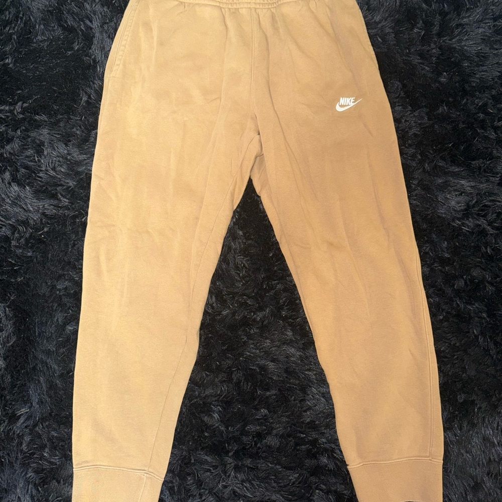 Nike Men’s Sportswear Club Fleece Jogger Pants in brown/khaki